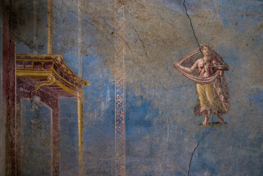Descubren en Pompeya una Excepcional Habitación Azul con Deslumbrantes Frescos de Figuras Femeninas