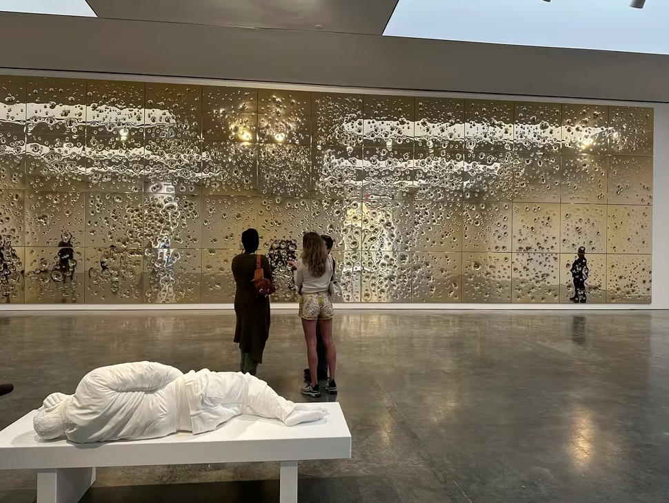 Maurizio Cattelan: Crítica y Controversia en Domingo su Última Obra