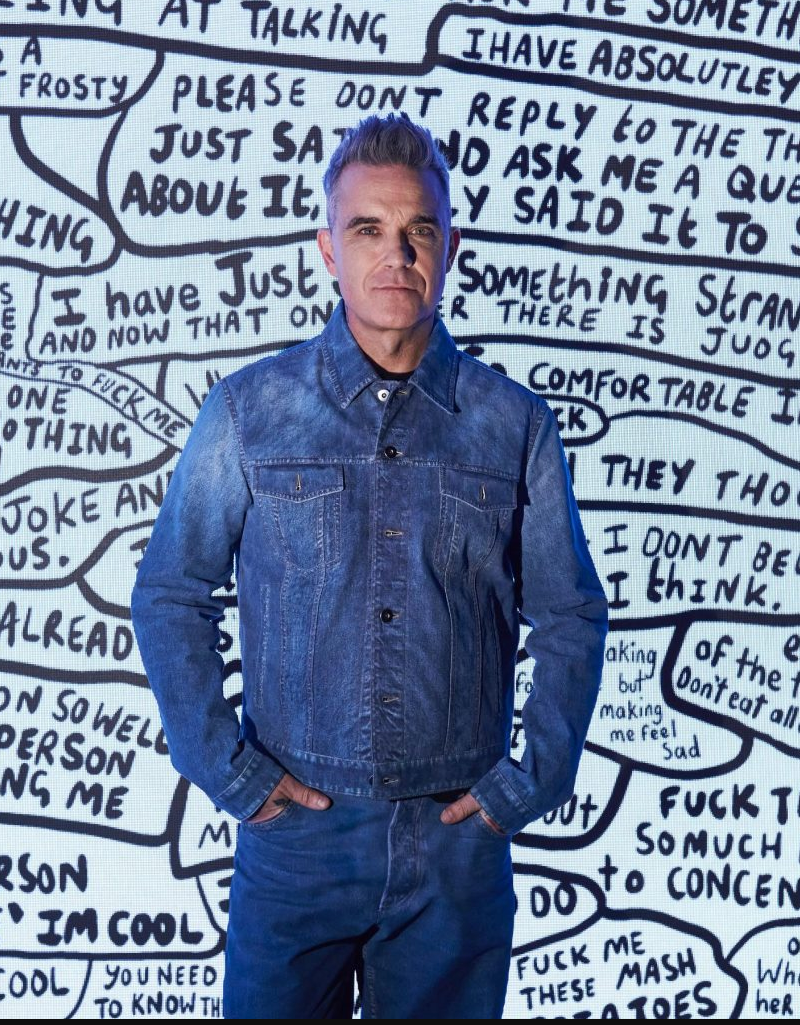 Robbie Williams Presenta su Exposición "Confessions of a Crowded Mind" en Barcelona
