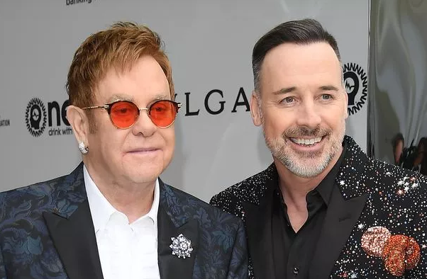 Elton John y David Furnish exponen su colección en el Victoria & Albert Museum