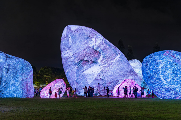 Colosales Rocas Luminosas de ENESS Descienden en i Light Singapore