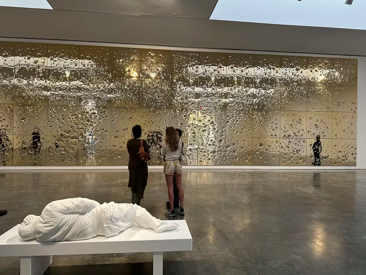 Maurizio Cattelan: Crítica y Controversia en Domingo su Última Obra